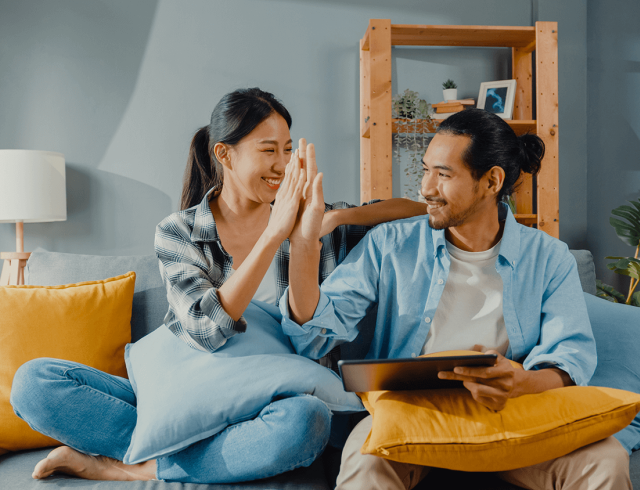 coupletablet highfive 1